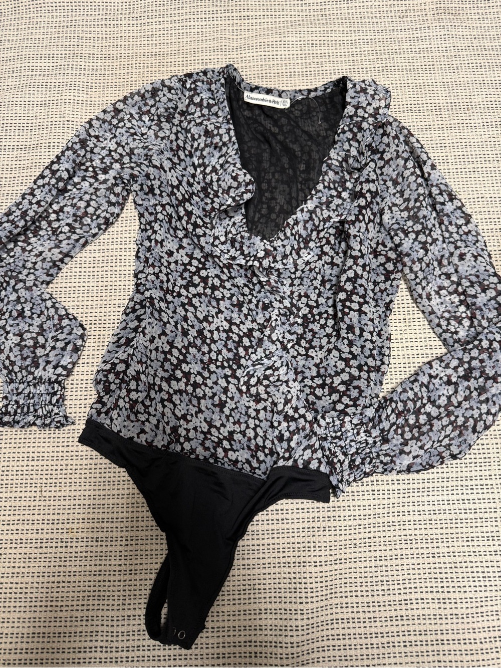 3/$20🍁SALE! Abercrombie & Fitch Sheer Floral Print Faux Wrap Bodysuit Blue